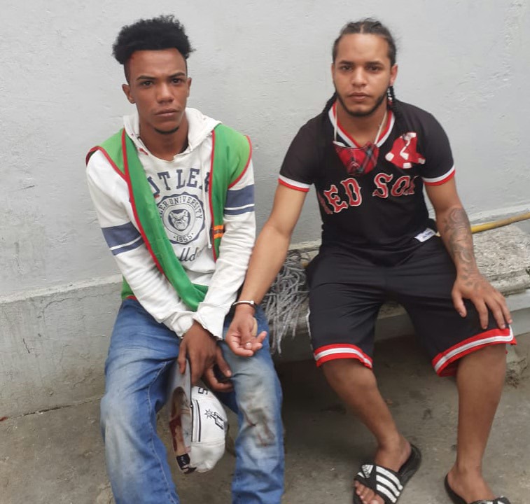 Patrulla de la Policía Nacional apresa dos hombres por cometer delitos en la vía&nbsp;pública