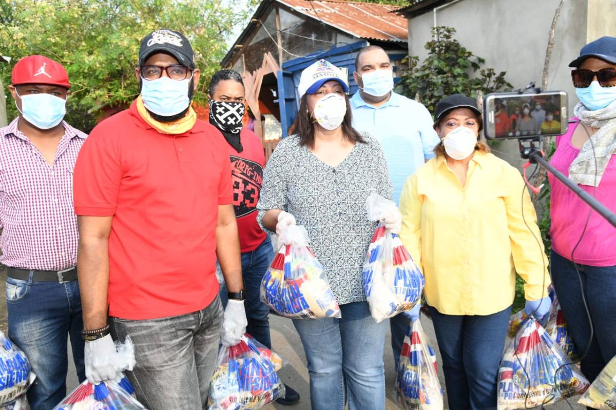 Gobernadora Ana María Domínguez y el Plan Social llevan operativo a Villa González y&nbsp;Navarrete