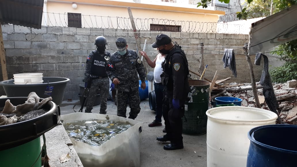En Santiago, Policía Nacional y Ministerio Público incautan en allanamiento miles de botellas que utilizarían para envasar ron&nbsp;adulterado