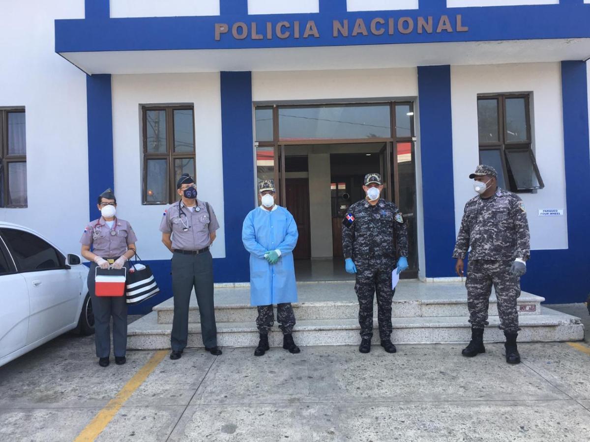 Policía Nacional y Ministerio de Defensa instalan túnel sanitizante en la Dirección Regional Cibao Central para prevenir contagio del&nbsp;COVID-19