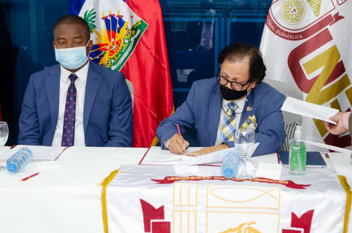 UNEV y Consulado de Haití firman acuerdo para formación de profesionales haitianos en&nbsp;RD