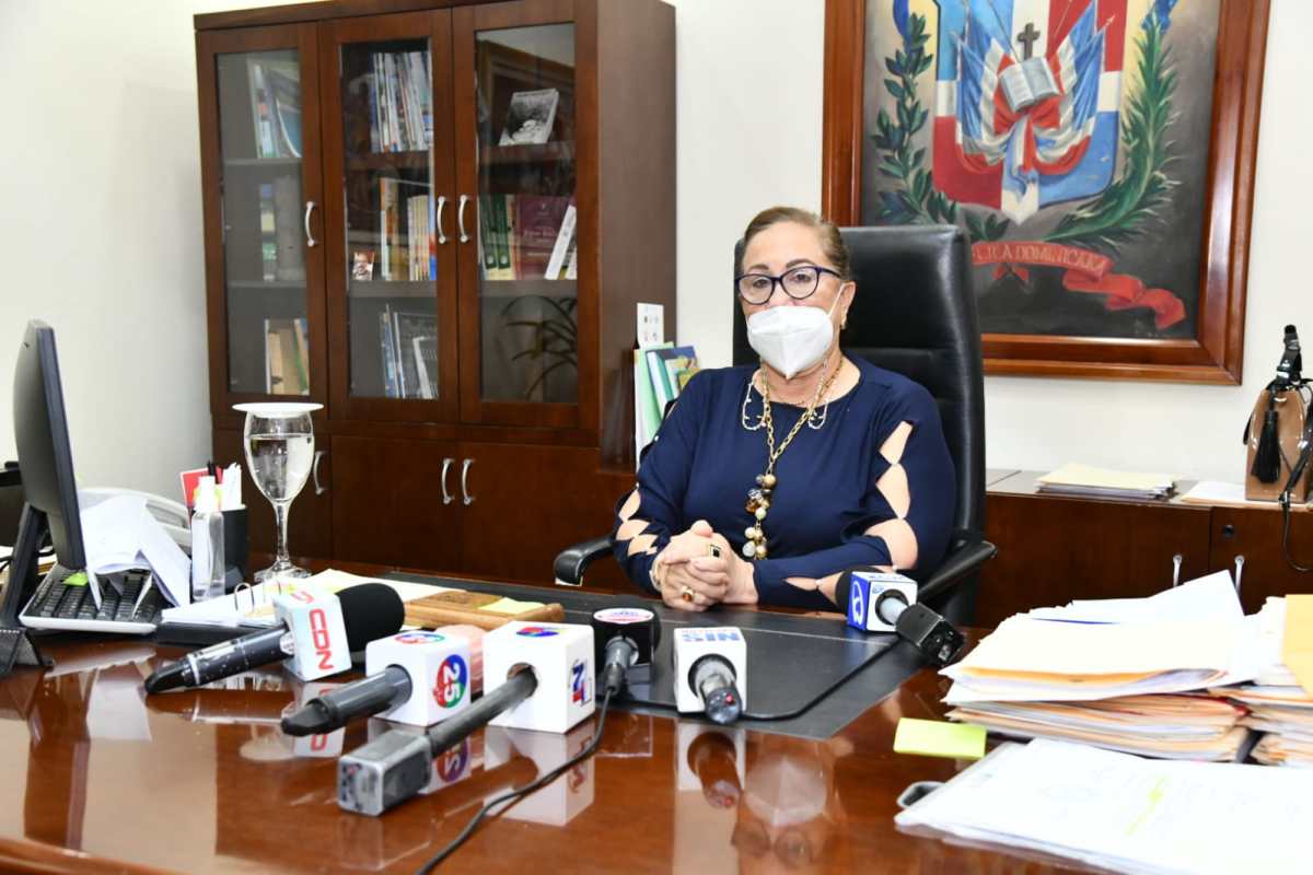 Gobernadora Rosa Santos solicita a comunitarios de Canca La Reyna tiempo para canalizar&nbsp;soluciones