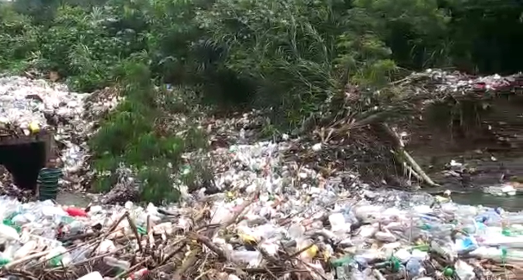 Moradores de El Ensueño y El Retiro, denuncian calamitosa situación debido a la improvisación de un vertedero en plena zona&nbsp;urbana