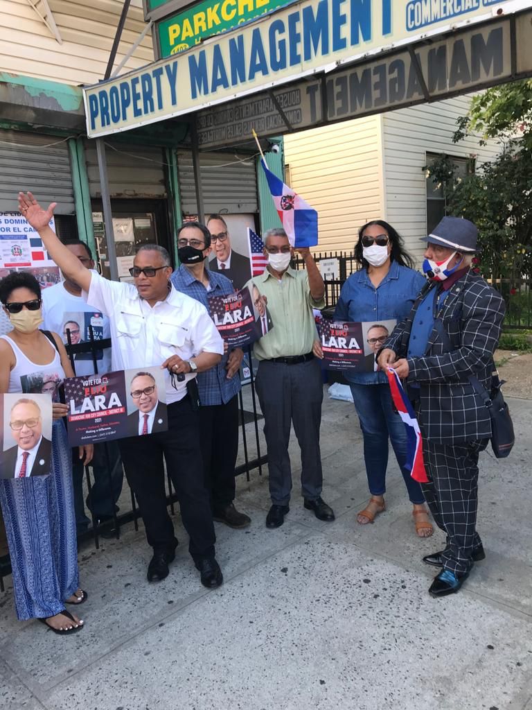 El doctor Eliu A. Lara, candidato a concejal por el Distrito 18 del condado del Bronx, recorre las calles de Nueva&nbsp;York