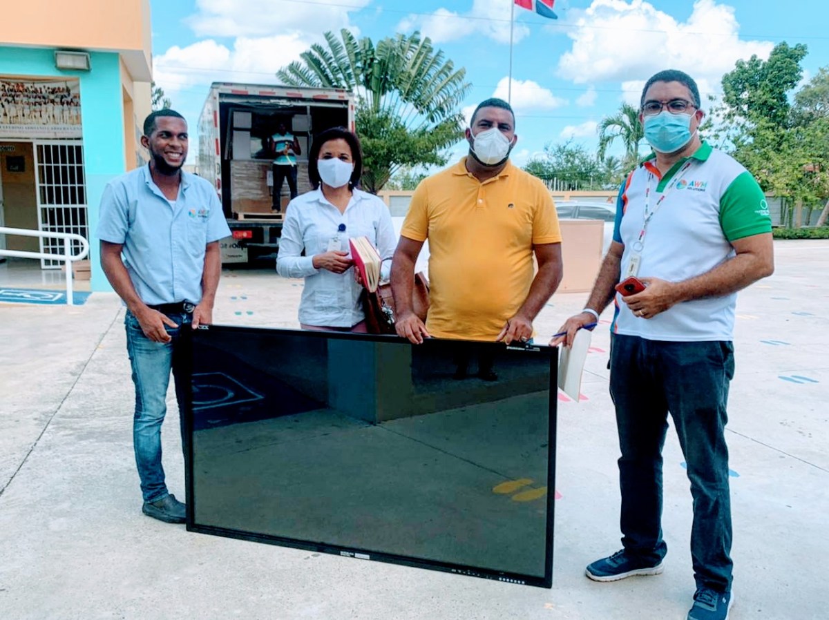 Minerd instala pizarras electrónicas en escuelas de&nbsp;Navarrete