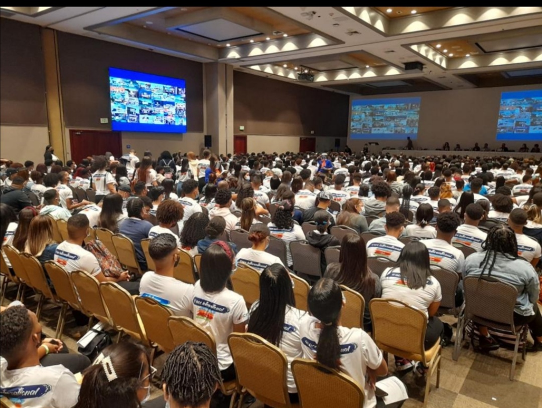 Cientos de jóvenes participan en feria de empleo para trabajar en verano en Estados&nbsp;Unidos