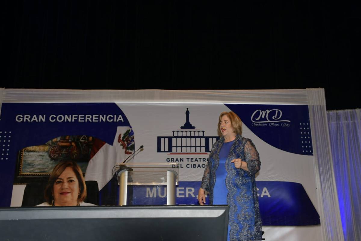 La Magister Marieta Díaz dicta conferencia «Mujer, Política y&nbsp;Economía»
