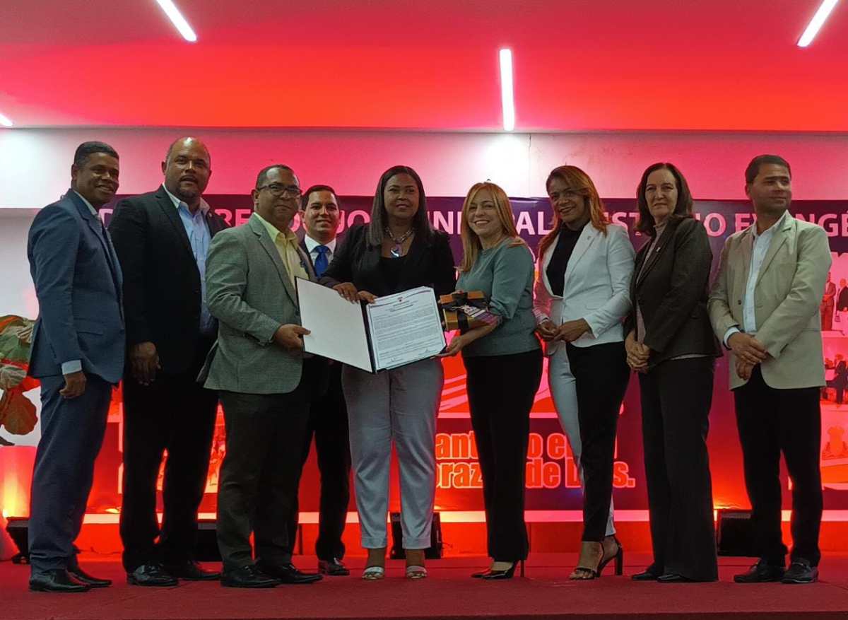 Cantante Raquel Amparo es declarada Hija Distinguida por el Consejo de Regidores de Santiago.Celebra 25 años de&nbsp;ministerio