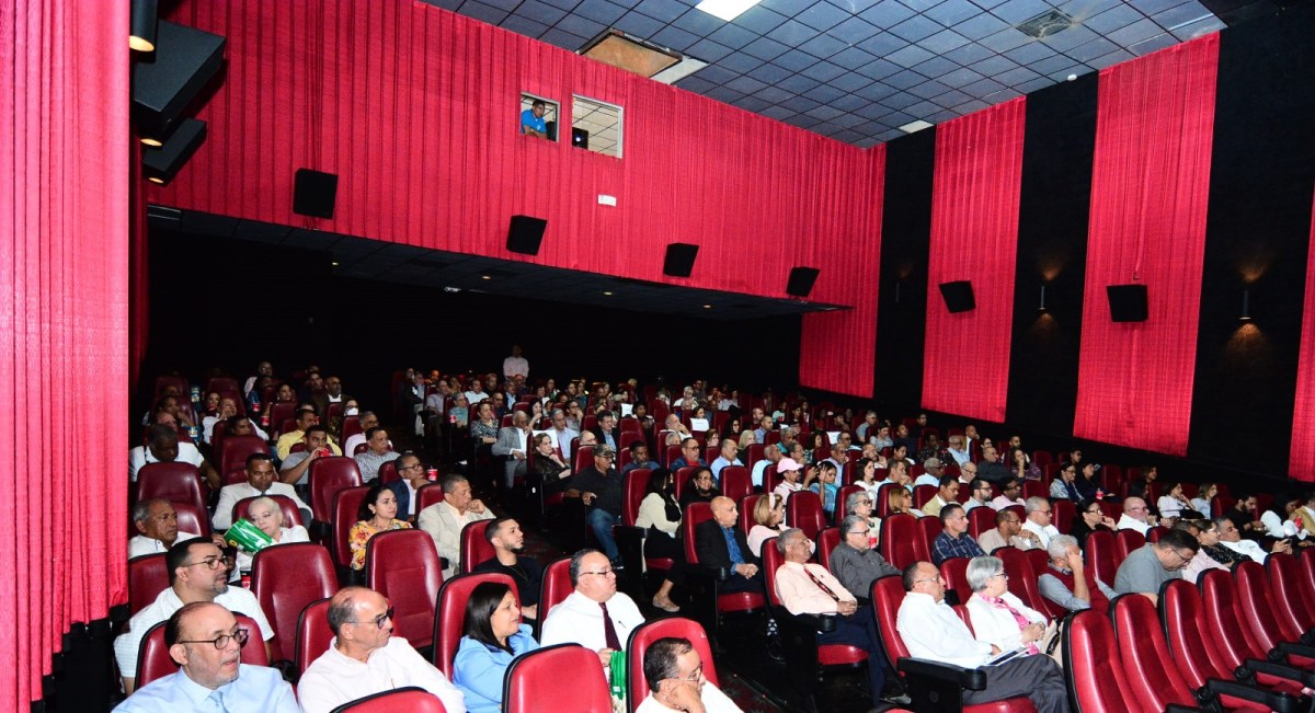 El público de Santiago aprecia el documental “Caamaño. Militar a&nbsp;Guerrillero”