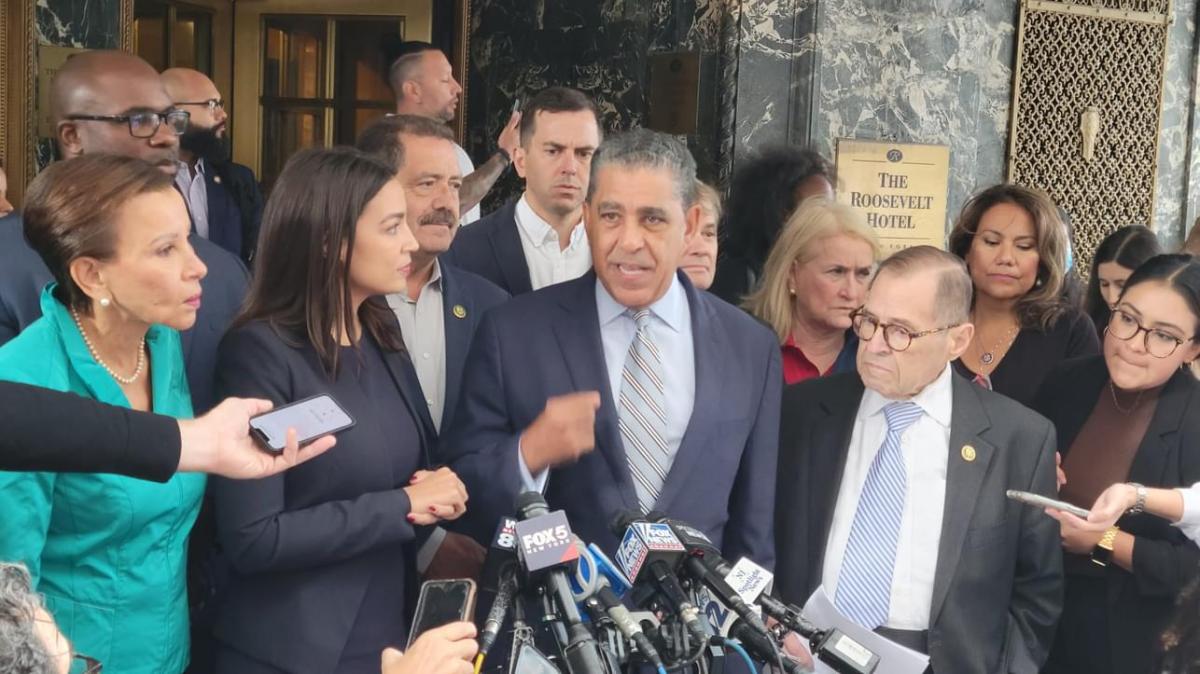 Los legisladores Adriano Espaillat, Alexandria Ocasio-Cortez, encabezan la delegación del Congreso para buscar asistencia para a los Solicitantes de&nbsp;Asilo