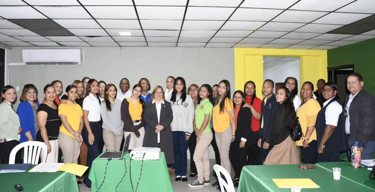 Minerd estimula a estudiantes a aprender habilidades y técnicas de&nbsp;liderazgo