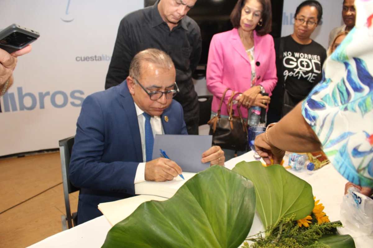 Maestro de la Medicina Plutarco Arias presenta en Santo Domingo obra científica “Trillando Caminos sobre el&nbsp;Covid-19”