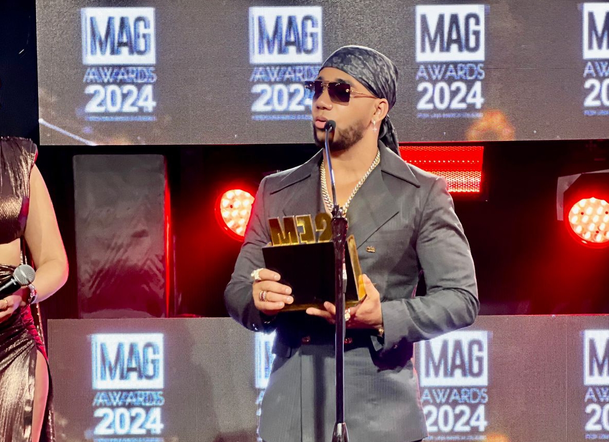 Elvis Martínez recibe reconocimiento por su trayectoria musical en los Magazine Awards&nbsp;2024