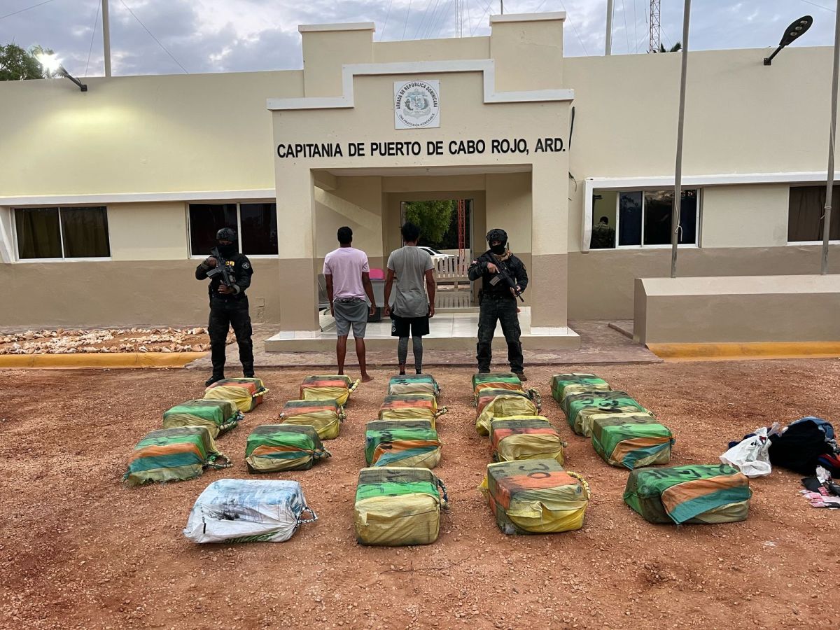 Siguen golpeando narcotráfico y crimen organizado transnacional; neutralizan lancha con 548 paquetes presumiblemente cocaína y arrestan dos hombres en&nbsp;Pedernales