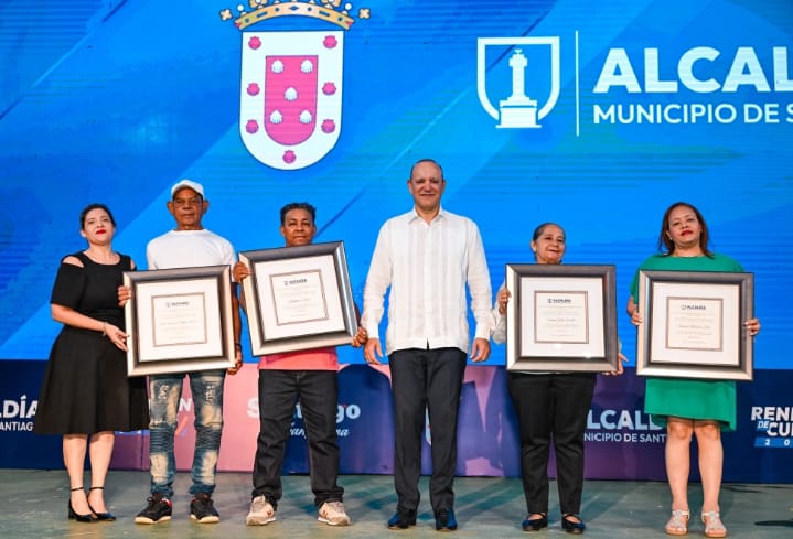 Alcalde Ulises Rodríguez reconoce a empleados con más de 30 años de servicio en acto de rendición de cuentas y Día del&nbsp;Trabajo