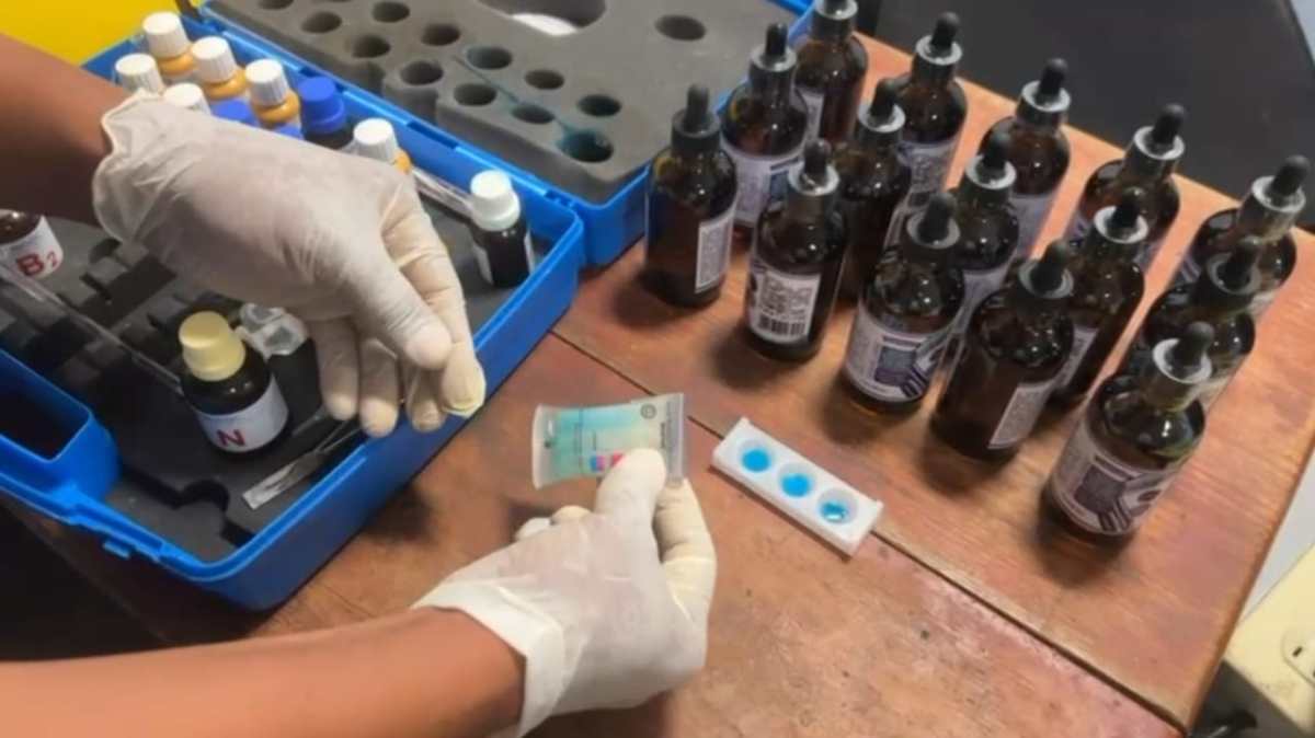 Ocupan 15 frascos de gotas para el pelo llenos de cocaína&nbsp;líquida