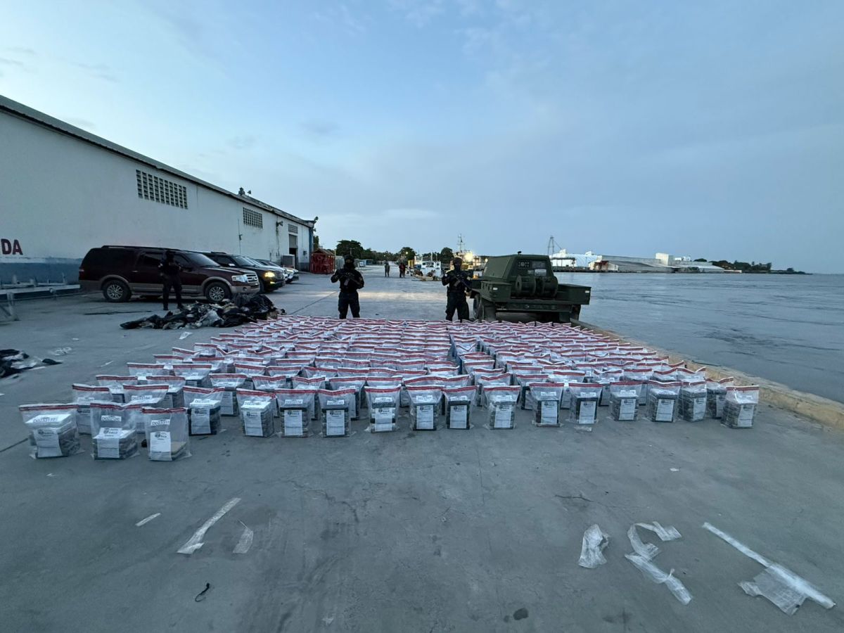 Autoridades arrestan en aeropuerto a un hombre vinculado a alijo de 1,360 paquetes de&nbsp;cocaína