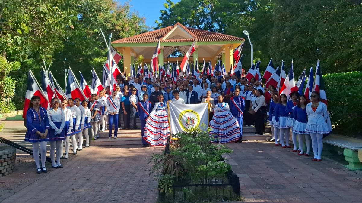 Estudiantes de Navarrete rinden tributo a Juan Pablo Duarte en parque Rosa&nbsp;Duarte