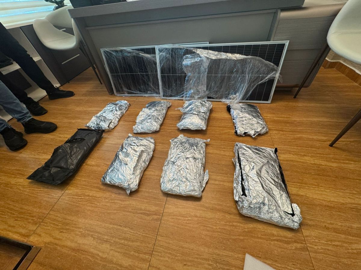 Incautan ocho paquetes de presunta marihuana camuflados en paneles&nbsp;solares
