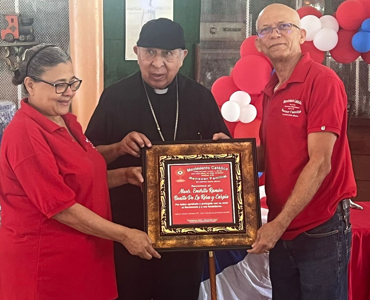 Reconocen a Mons. De la Rosa en lanzamiento nacional de Renacer&nbsp;Familiar