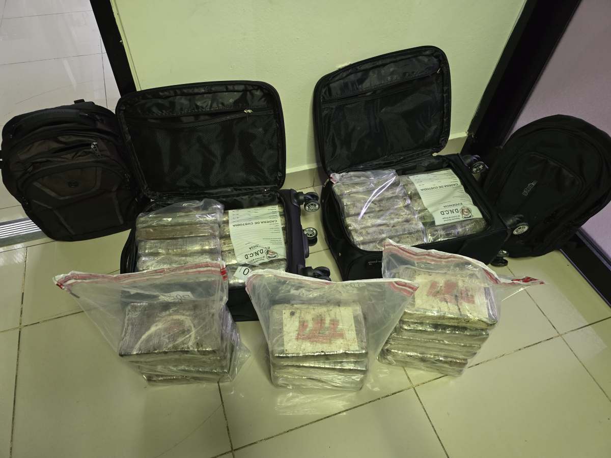 DNCD atrapa dos extranjeros con 37 paquetes de presunta&nbsp;cocaína